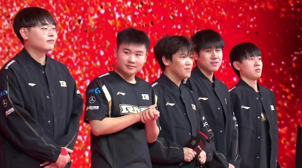 在对方逼抢 在对方逼抢